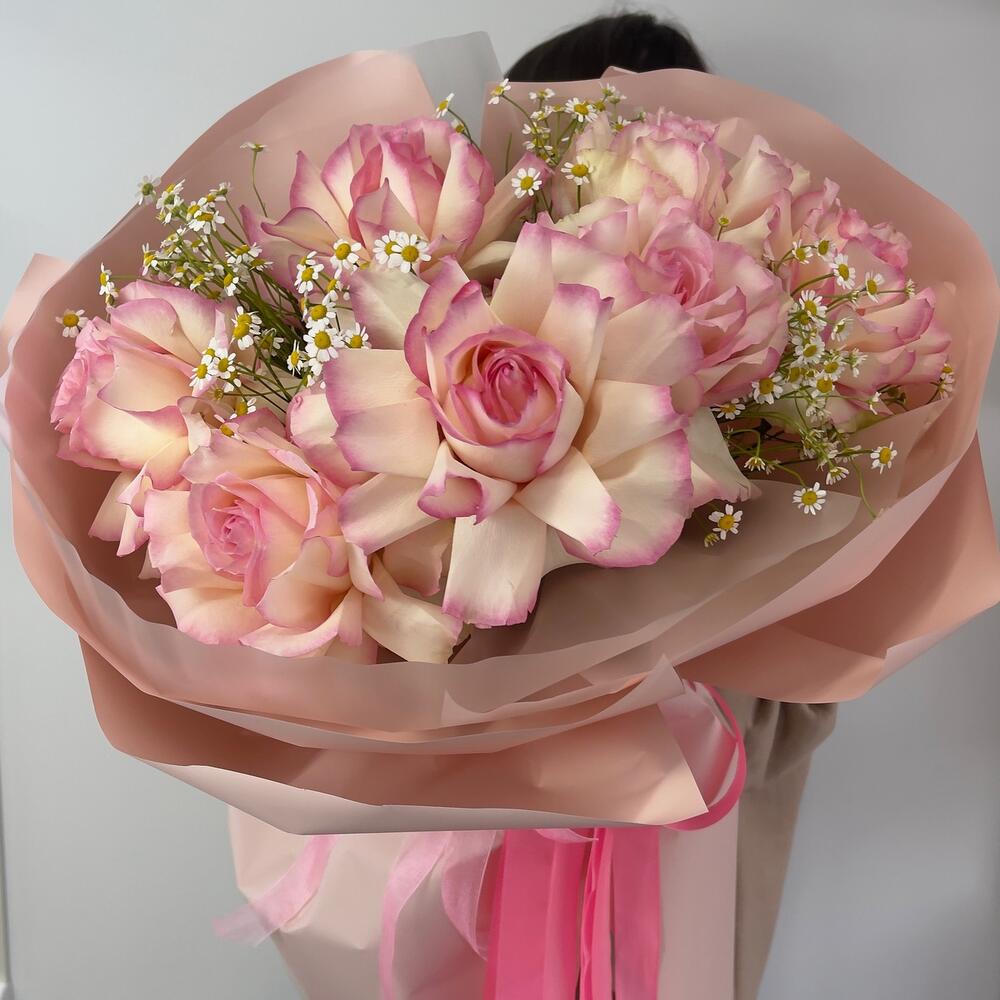 Букет из французских роз ,ромашек в дизайнерском оформлении