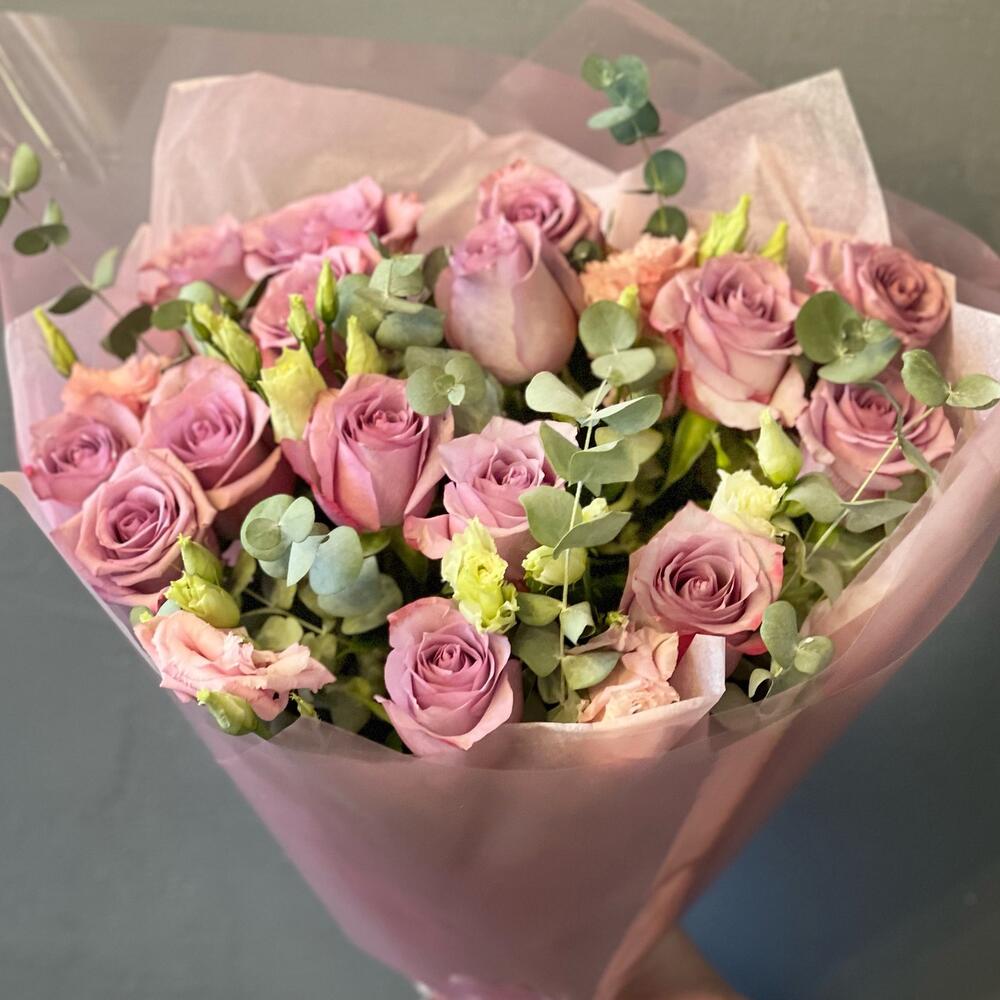 Сиреневые розы с эвкалиптом «Сирень» на день рождения , маме, сестре, подруге